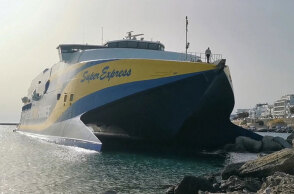 To «Super Express» στην Τήνο έχει προσαράξει σε αβαθή του λιμανιού
