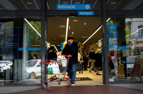 Τα περισσότερα σούπερ μάρκετ σήμερα Μεγάλη Παρασκευή ανοίγουν στις 13.00, σύμφωνα με το εορταστικό ωράριο