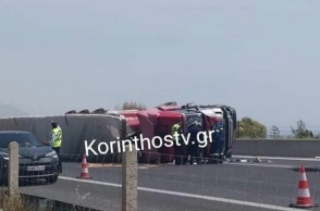 Aνατροπή νταλίκας με έναν εγκλωβισμένο στην Αθηνών - Κορίνθου