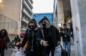 Ρούλα Πισπιρίγκου: Η μητέρα και η αδερφή της πέταξαν αντικείμενα από τους τάφους της Μαλένας και της Ίριδας.