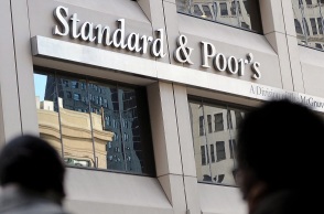 Η Standard and Poor’s ανεβάζει σκαλί την ελληνική οικονομία