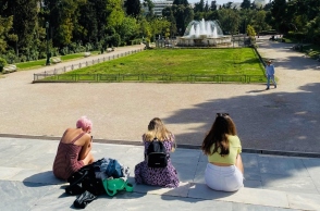 Τρεις γυναίκες που κάθονται στα σκαλιά του κήπου στο Ζάππειο Μέγαρο