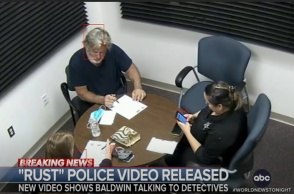 Άλεκ Μπάλντουιν: Στη δημοσιότητα το βίντεο από την πρώτη ανάκριση μετά το θάνατο της Αλίνα Χάτσινς