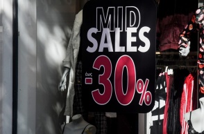 Ενδιάμεσες εκπτώσεις: Βιτρίνα καταστήματος προωθεί το ποσοστό της έκπτωσης