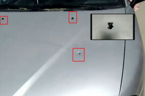 Οι τρύπες από τις σφαίρες σε αυτοκίνητο στην Ερέτρια, μέσα στο οποίο επέβαιναν παιδιά