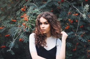 Ένα κορίτσι ποζάρει. 