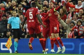 Οι παίκτες της Λίβερπουλ πανηγυρίζουν τη νίκη επί της Βιγιαρεάλ 