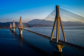 Άνδρας έπεσε από τη γέφυρα Ρίου-Αντιρρίου: Έρευνες για τον εντοπισμό του