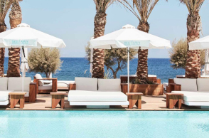 Nikki Beach Resort & Spa Santorini: Lifestyle πολυτέλεια πάνω στην παραλία