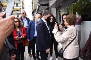 Ο Νίκος Ανδρουλάκης συνομιλεί με πολίτες στον Βόλο, όπου πραγματοποίησε περιοδεία