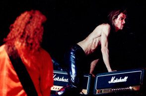 Στιγμιότυπο από τη συναυλία του Iggy Pop στην Αθήνα το 1996