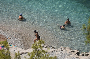 Λουόμενοι σε παραλία