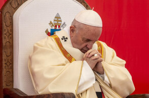 Ο Πάπας Φραγκίσκος ταλαιπωρείται από πόνο στο γόνατο, που δεν του επιτρέπει να περπατήσει