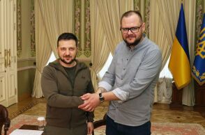 Από την επίσκεψη των Ελλήνων δημοσιογράφων στον πρόεδρο Ζελένσκι. Εδώ με τον Κώστα Ονισένκο.