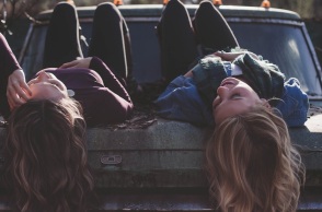 Δύο κορίτσια σε ενα παλίο φορτηγό.