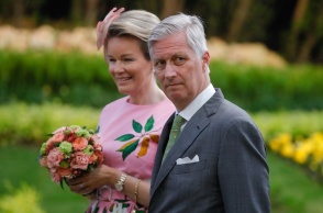 Το βασιλικό ζεύγος του Βελγίου: Ο βασιλιάς Φίλιππος δίπλα στη βασίλισσα Ματθίλδη που κρατά ανθοδέσμη