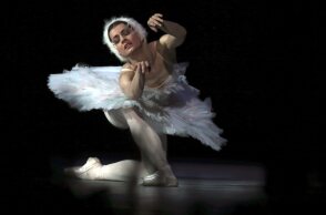 Μπαλαρίνα εκτελεί το πρόγραμμά της στο θέατρο Μπολσόι της Ρωσίας
