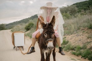 Η τραγουδίστρια Sharon Kovacs πάνω σε ένα γάιδαρο