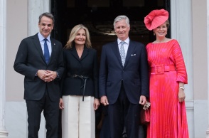 Κυριάκος Μητσοτάκης και Μαρέβα Γκραμπόσβκι με το βασιλικό ζεύγος του Βελγίου στο Μέγαρο Μαξίμου