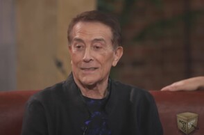 Ο τραγουδιστής Δάκης σε τηλεοπτική του εμφάνιση