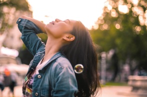 Ένα κορίτσι ποζάρει 