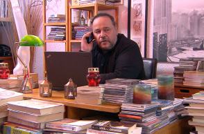 Ο Αλέξανδρος Ρήγας ως Ακύλας Σέκερης στην «Τούρτα της μαμάς» στην ΕΡΤ