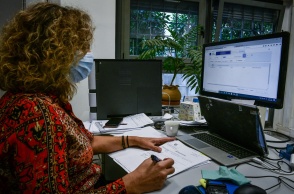 ΑΑΔΕ: Εργαζόμενη με μάσκα μπροστά από τον υπολογιστή της