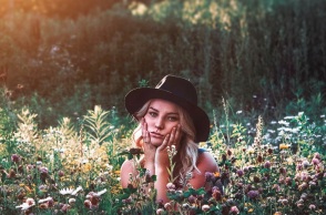 Ένα κορίτσι κοιτάει την κάμερα. 