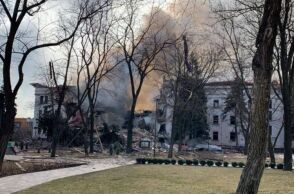 Μαριούπολη: «Δραματική» η κατάσταση – Άγνωστος ο αριθμός των θυμάτων από τον βομβαρδισμό στο θέατρο