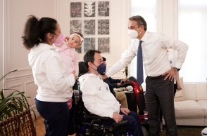 ΣΥΝΑΝΤΗΣΗ ΤΟΥ ΠΡΩΘΥΠΟΥΡΓΟΥ ΚΥΡΙΑΚΟΥ ΜΗΤΣΟΤΑΚΗ ΜΕ ΤΟΝ ΕΥΡΩΒΟΥΛΕΥΤΗ ΤΗΣ Ν.Δ. ΣΤΕΛΙΟ ΚΥΜΠΟΥΡΟΠΟΥΛΟ ΓΙΑ ΤΟ ΠΡΟΓΡΑΜΜΑ ΤΟΥ ΠΡΟΣΩΠΙΚΟΥ ΒΟΗΘΟΥ (ΔΗΜΗΤΡΗΣ ΠΑΠΑΜΗΤΣΟΣ/ΓΡΑΦΕΙΟ ΤΥΠΟΥ ΠΡΩΘΥΠΟΥΡΓΟΥ/EUROKINISSI)