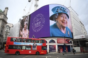 Η Βασίλισσα Ελισάβετ σε αφίσα στο Λονδίνο