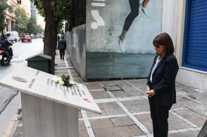 Η Κατερίνα Σακελλαροπούλου μπροστά στο μνημείο των θυμάτων της Marfin