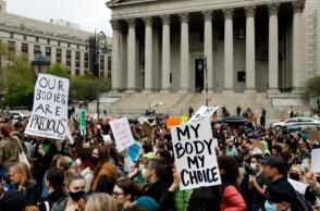 Διαδήλωση στη Ν. Υόρκη για τις αμβλώσεις: «Σταματήστε τον πόλεμο κατά των γυναικών»