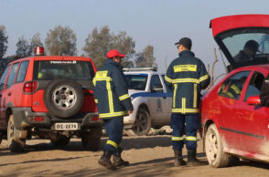 Άνδρες της ΕΜΑΚ αναζητούν αθλητή που έπεσε σε χαράδρα στη Ναυπακτία
