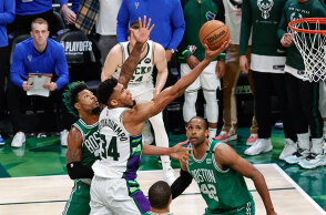Ο Γιάννης Αντετοκούνμπο οδήγησε τη σειρά με τους Μπόστον Σέλτικς στο 2-1 για τα ημιτελικά του NBA