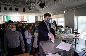 Ο Νίκος Ανδρουλάκης, πρόεδρος του ΚΙΝΑΛ - ΠΑΣΟΚ, ψηφίζει στις εσωκομματικές κάλπες