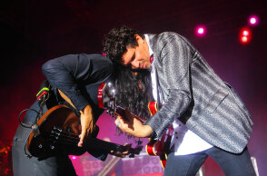 Στιγμιότυπο από τη συναυλία των Thievery Corporation, στην Αθήνα, στην Πλατεία Νερού, το 2014