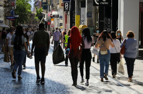 Καταναλωτές κάνουν τα ψώνια τους στην Ερμού