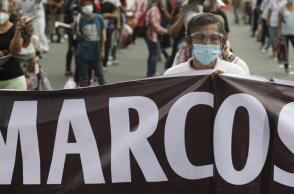 Η οικογένειά του επί μακρόν επιχειρούσε να εξωραΐσει την εικόνα της και έχει επανειλημμένως διαψεύσει ότι καταχράστηκε δισεκατομμύρια δολάρια κρατικού πλούτου όταν βρισκόταν στην εξουσία ο Μάρκος, η οποία τερματίστηκε το 1986.