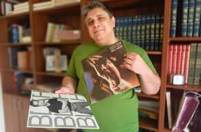 Άνθρωπος που κρατά βινύλια του Iggy Pop