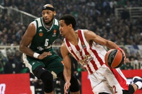 Ο Έντριαν Πέιν σε αγώνα κόντρα στον Ολυμπιακό