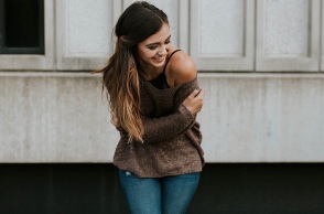 Ενα κορίτσι χαμογελάει. 