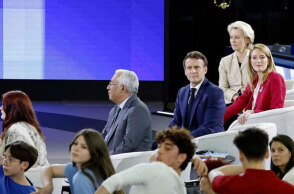 Ο Μακρόν παρακολουθεί τους χορευτές στο Ευρωκοινοβούλιο