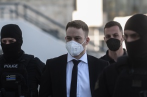 Ο Μπάμπης Αναγνωστόπουλος φτάνει στο δικαστήριο - Δικάζεται για τη δολοφονία της Καρολάιν Κράουτς και της μικρής Ρόξυ