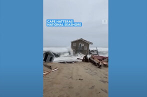 Το σπίτι στη Βόρεια Καρολίνα που κατέληξε στη θάλασσα μετά την κατάρρευση