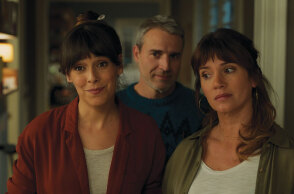 Οι ηθοποιοί Belén Cuesta, Alberto San Juan και Griselda Siciliani στην ταινία «Οι γείτονες από πάνω (Sentimental)»