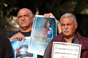 Πολίτες διαμαρτύρονται για τη δολοφονία της δημοσιογράφου του Al Jazeera, Shireen Abu Akleh, κρατώντας φωτογραφίες της