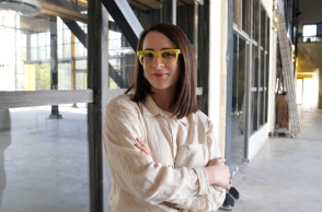 Η Κλαίρη Μπακούρα στις εγκαταστάσεις του "JOIST"