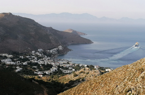 Το λιμάνι της Τήλου