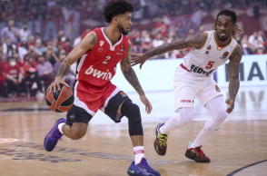 Φωτογραφία του Τάιλερ Ντόρσεϊ με τη φανέλα του Ολυμπιακού. 